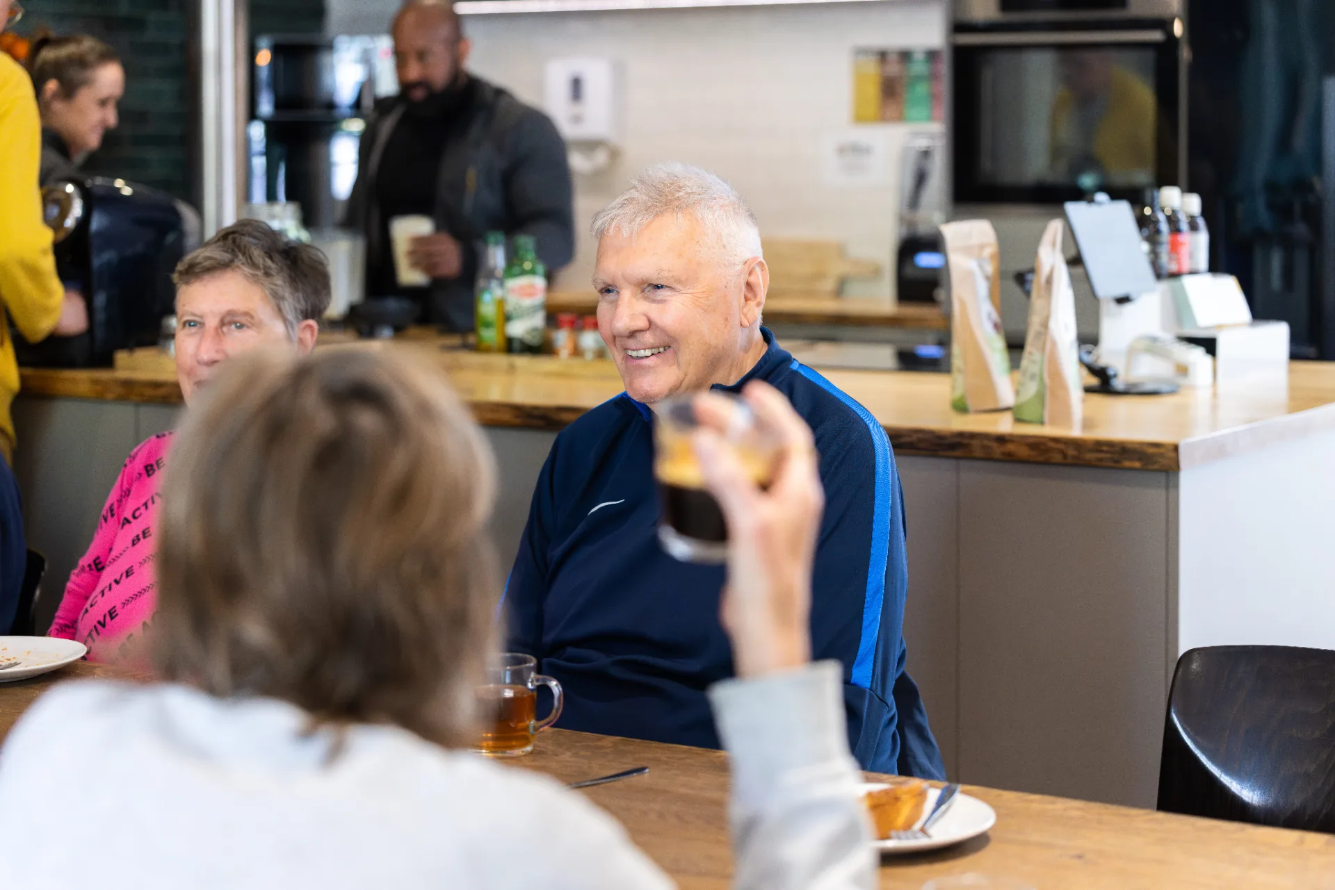 Leden hebben samen een sociaal moment bij BeyondFit