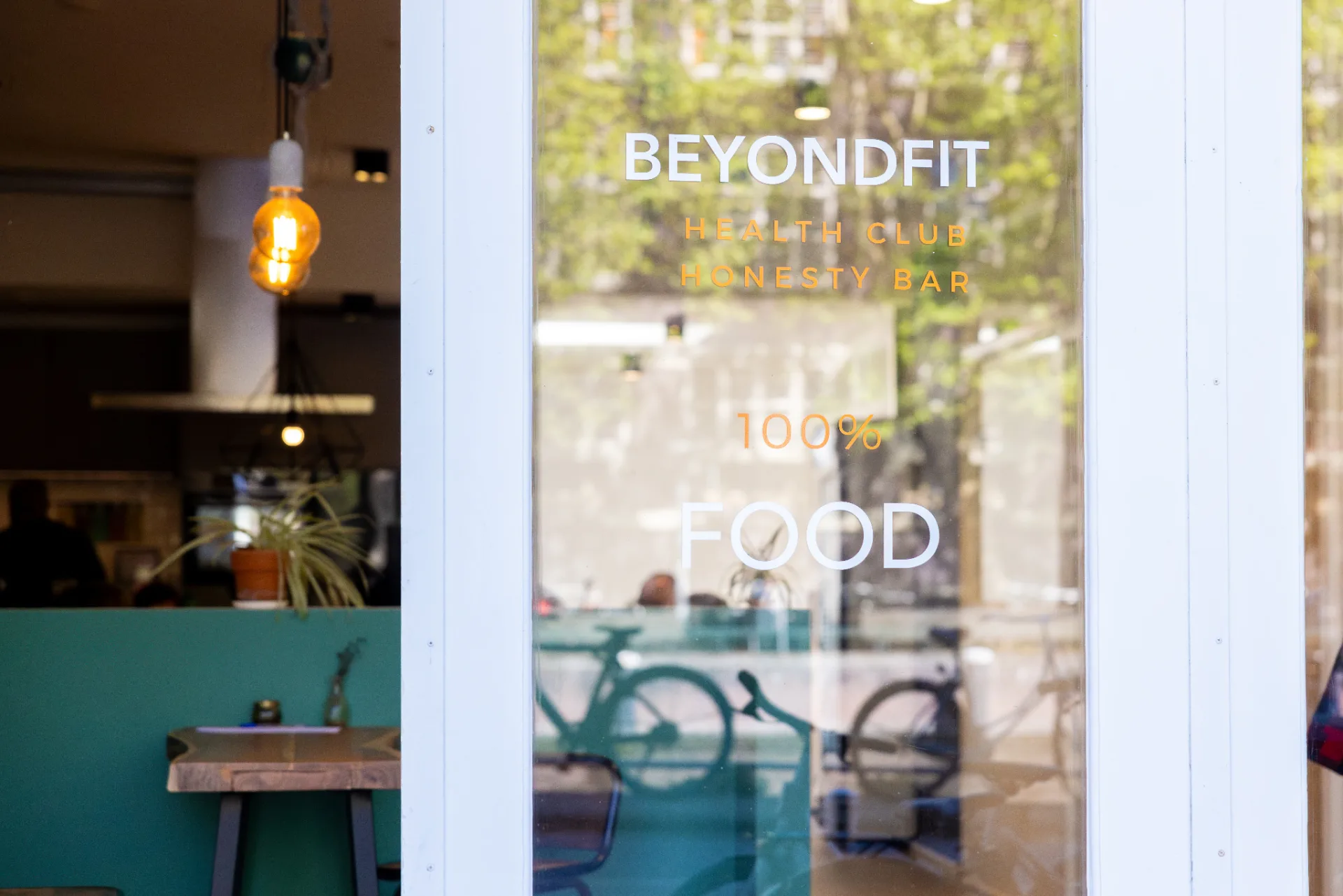 De buitenkant van BeyondFit met herkenbare branding