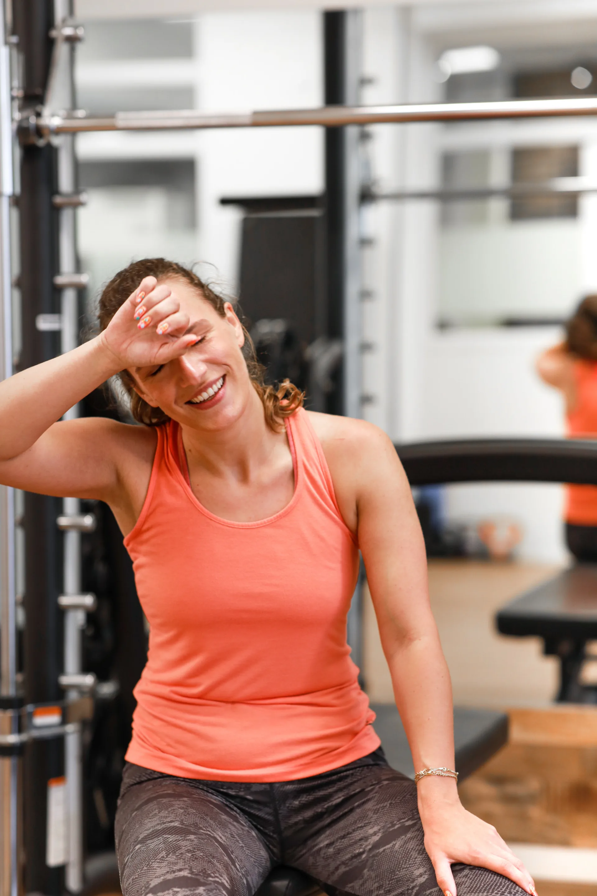 Klant glimlacht tijdens een training bij BeyondFit
