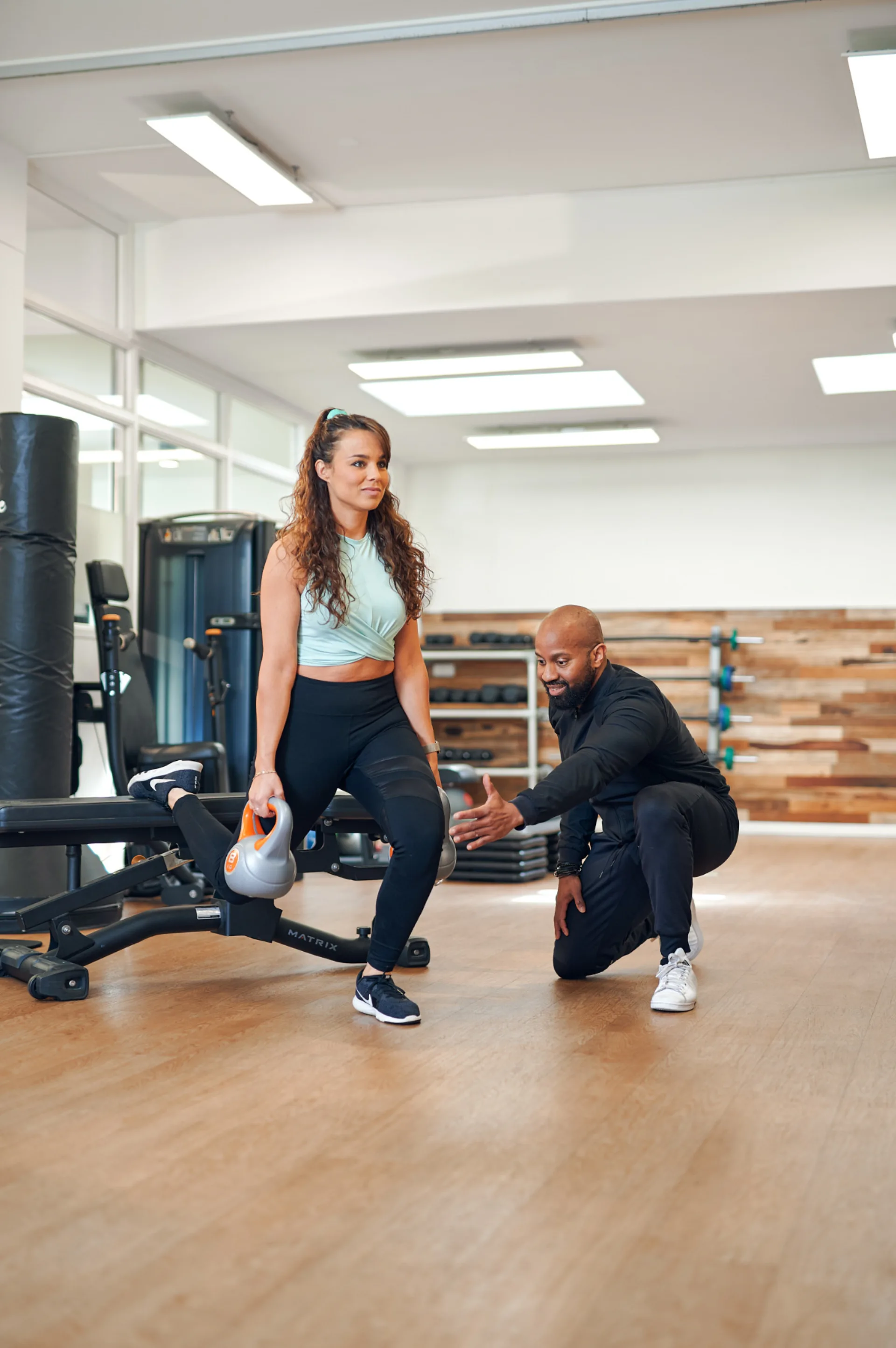 Een coach begeleidt een klant persoonlijk tijdens een training bij BeyondFit