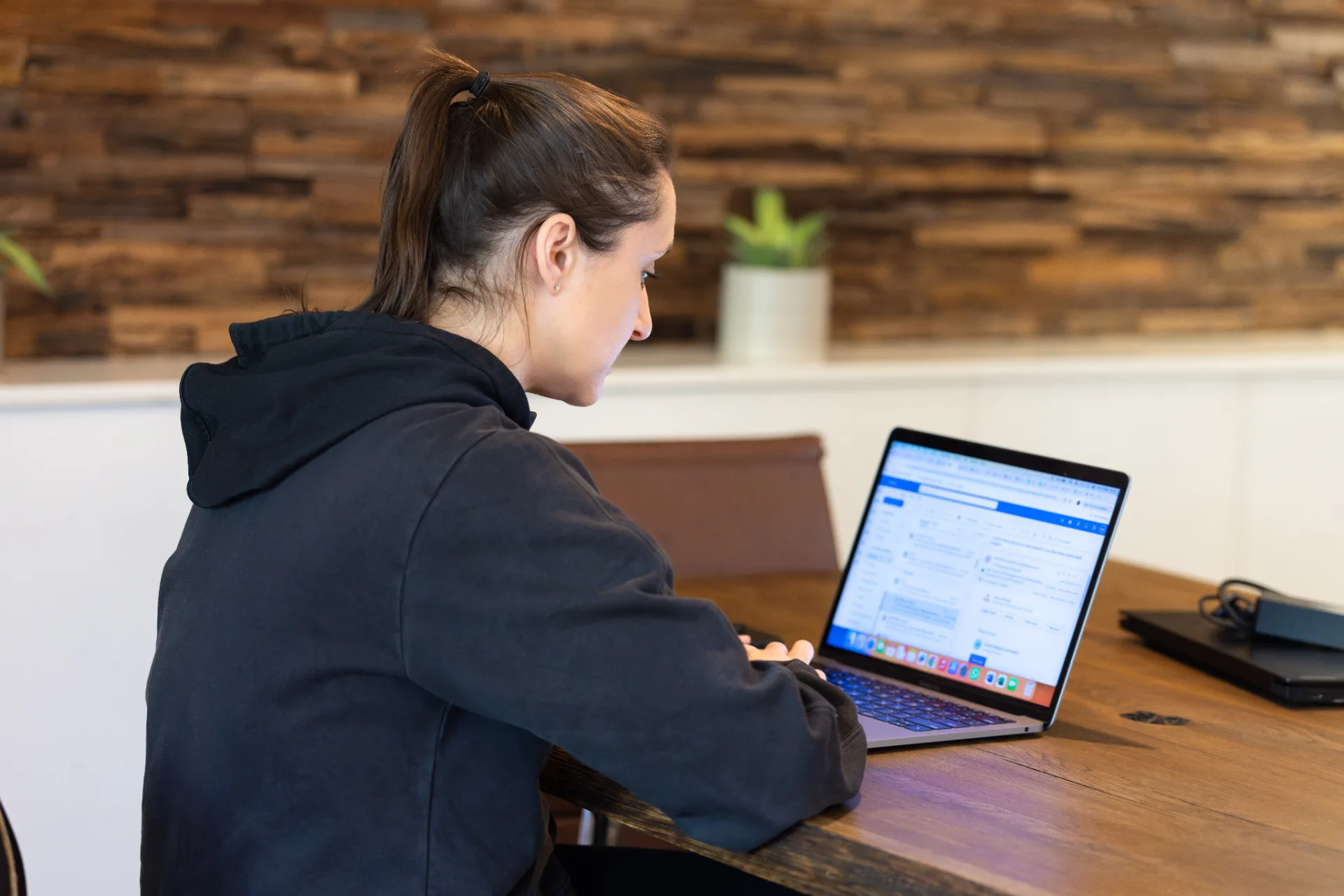 Coach bespreekt een plan op een laptop