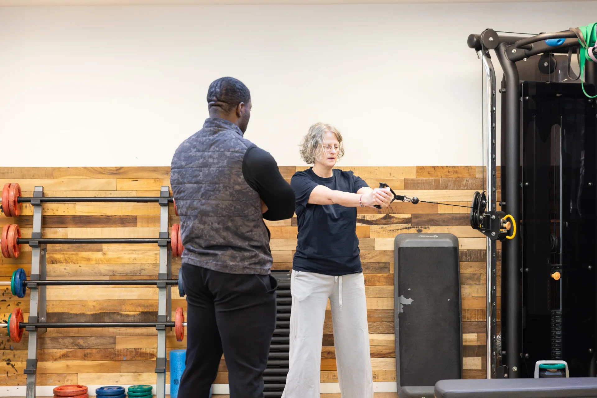 Coach en deelnemer werken samen aan functionele training