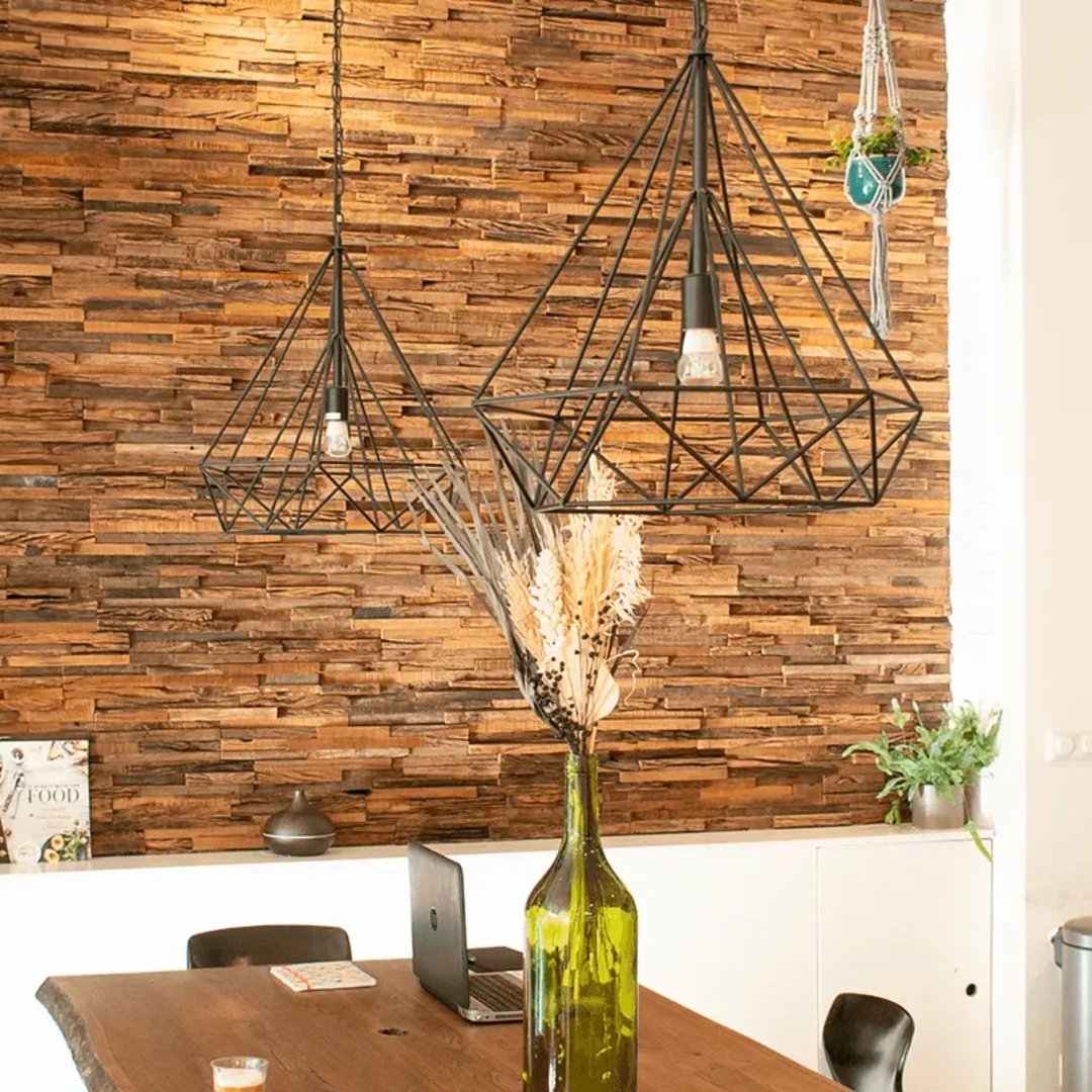 De houten wand en eettafel in de lounge van BeyondFit